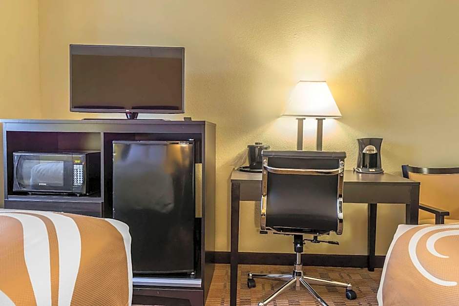 Quality Inn & Suites Pittsburgh Harmarville
