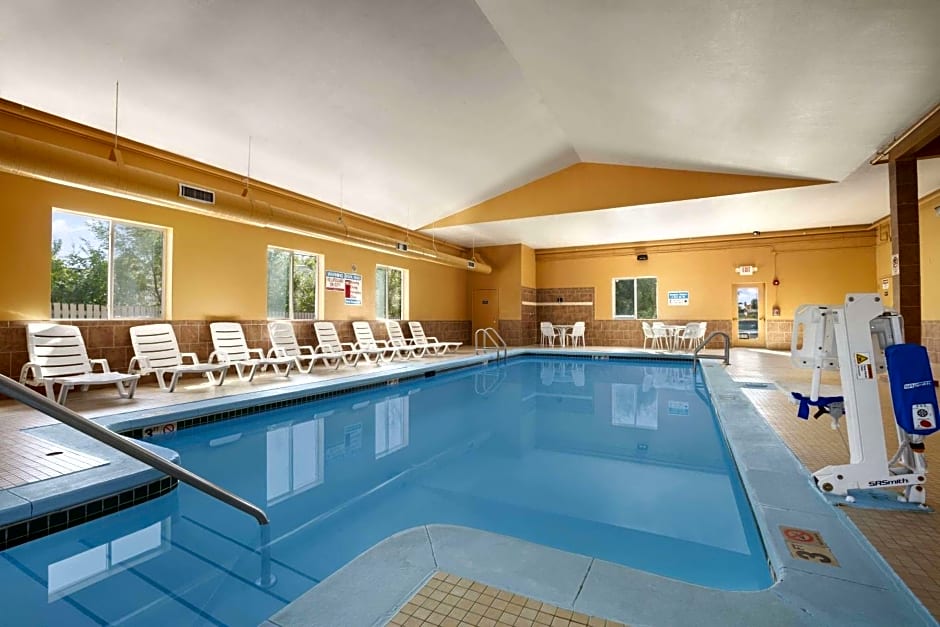 Days Inn & Suites by Wyndham Cedar Rapids