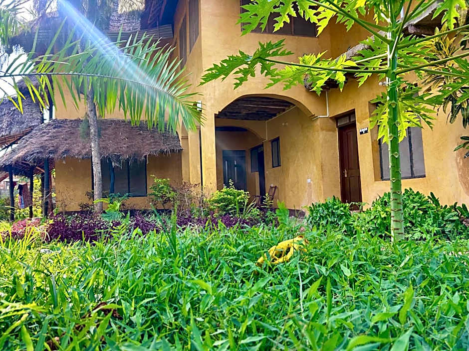 Tropinest bungalows & hostel