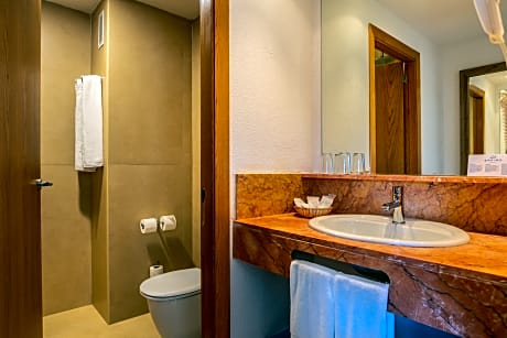 ONE BEDROOM SUITES 3 ADULTS