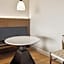 456 Embarcadero Inn & Suites