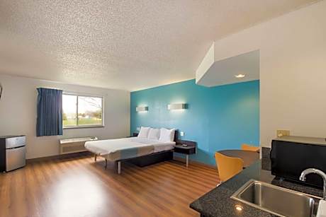 Deluxe King Room - Non-Smoking