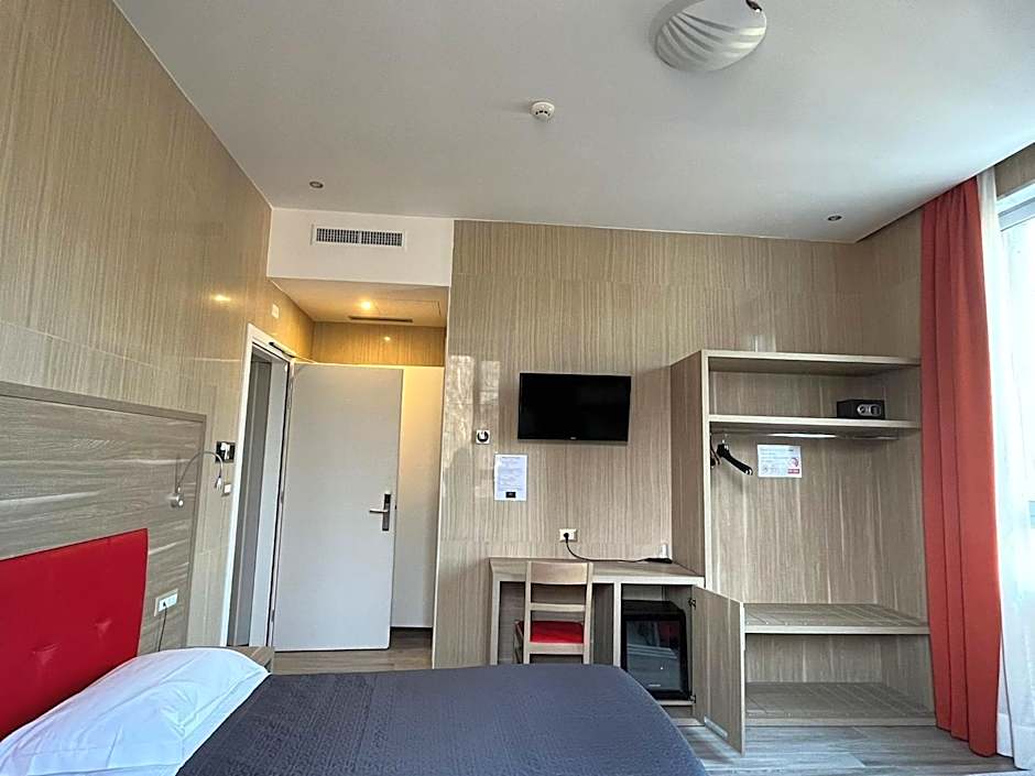 Hotel Midway
