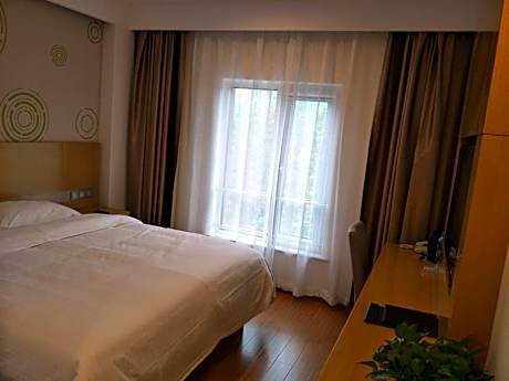 GTI - Business 1 Bed Room, 1.8M Bed