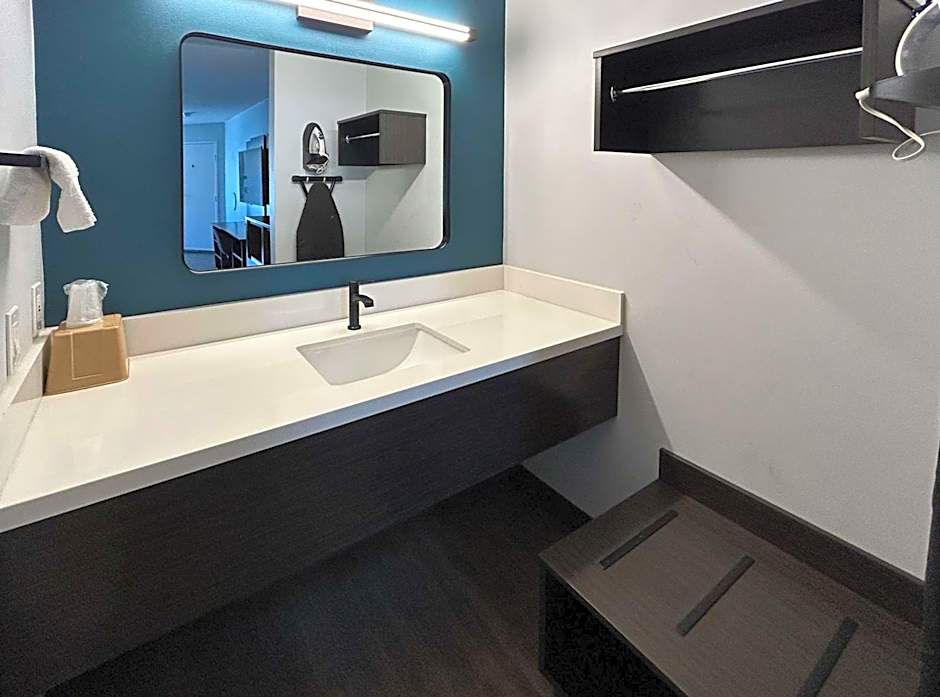 Studio 6 Suites Gardena, CA