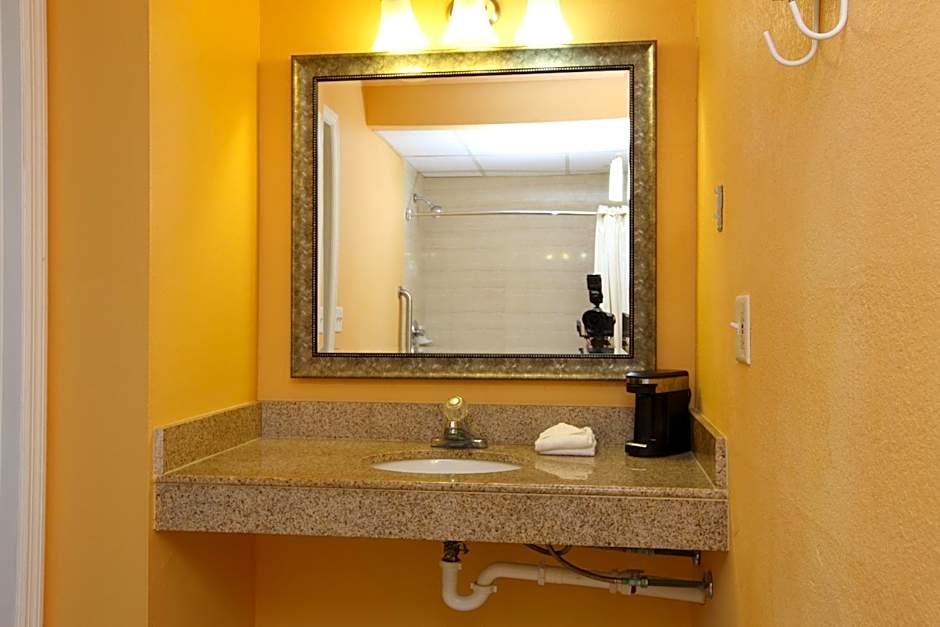 BLUE SKY INN Glens Falls-Saratoga-Lake George