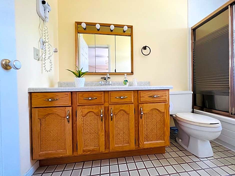 Lee's Ocean Peek B & B