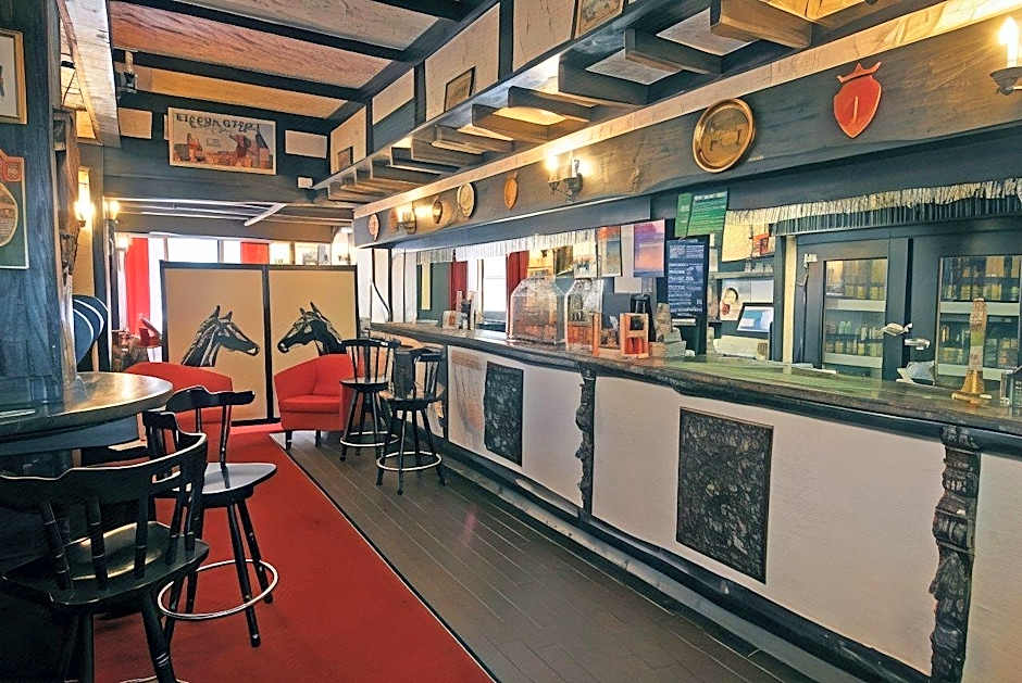 The Fox and Hounds Historic Hotel
