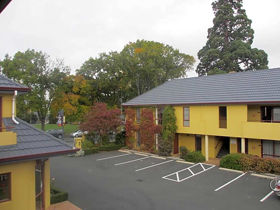 Alhambra Oaks Motor Lodge