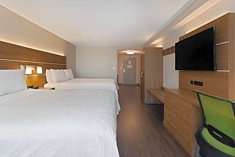 Standard Queen Room with Two Queen Beds and Mobility Accessible Tub
