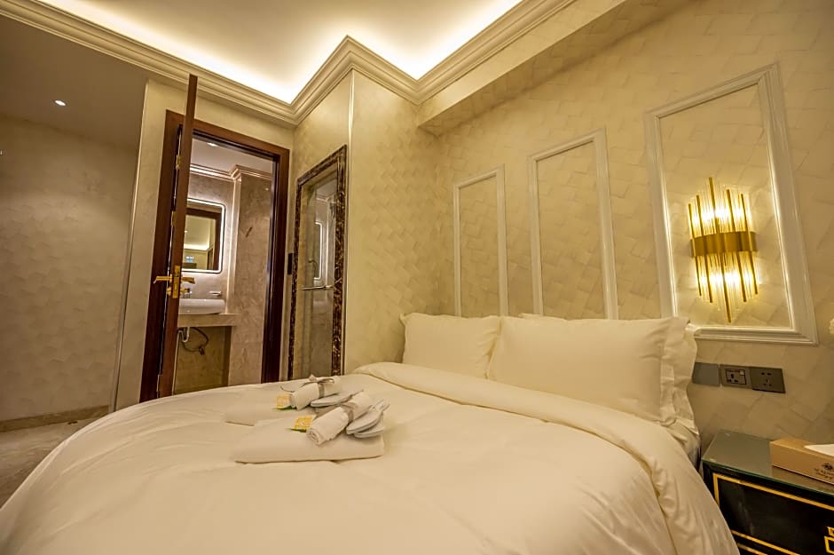 A Residence @ Between Hilton & Cititel Hotel