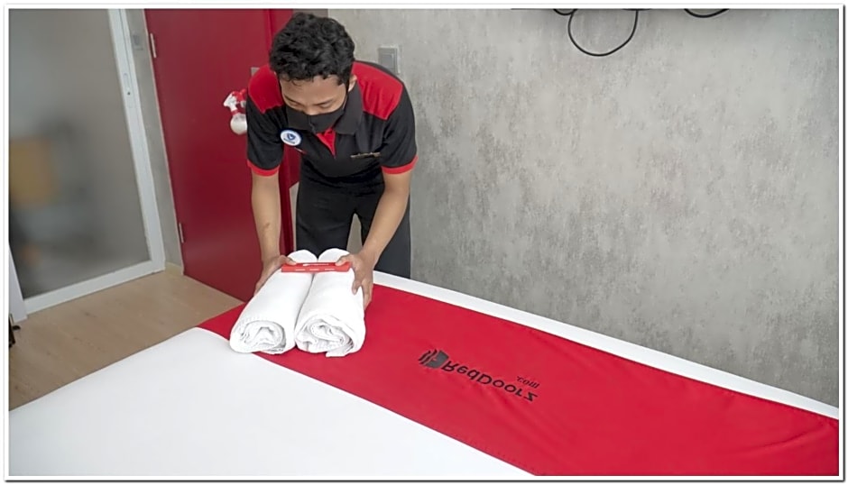 RedDoorz Plus near Dharmawangsa Square