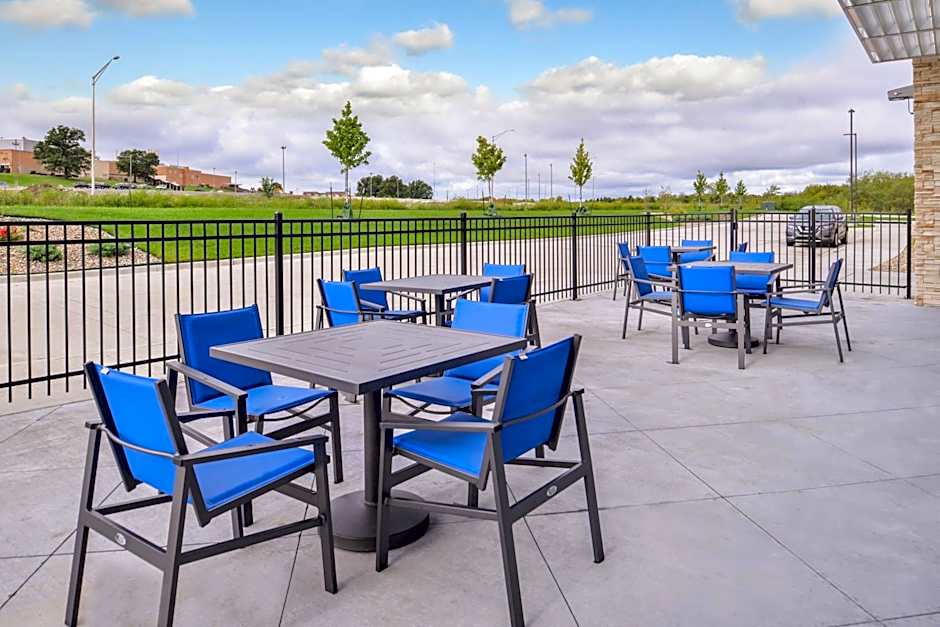 Holiday Inn Express & Suites Kansas City - Lees Summit By IHG