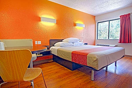 1 King Bed | Micfridge