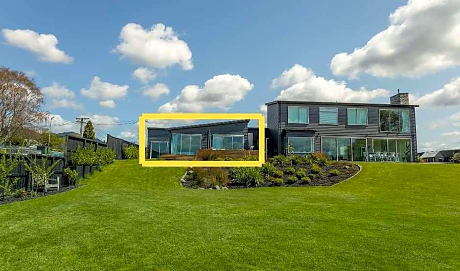 Jandals & Joy Lakefront Retreat