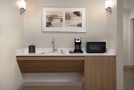 King Room with Roll-In Shower - Mobility Access