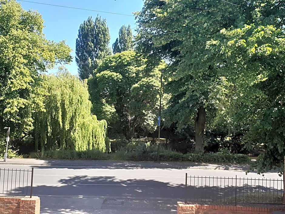 Riverbank View Three Bedroom Apartment with Free Parking