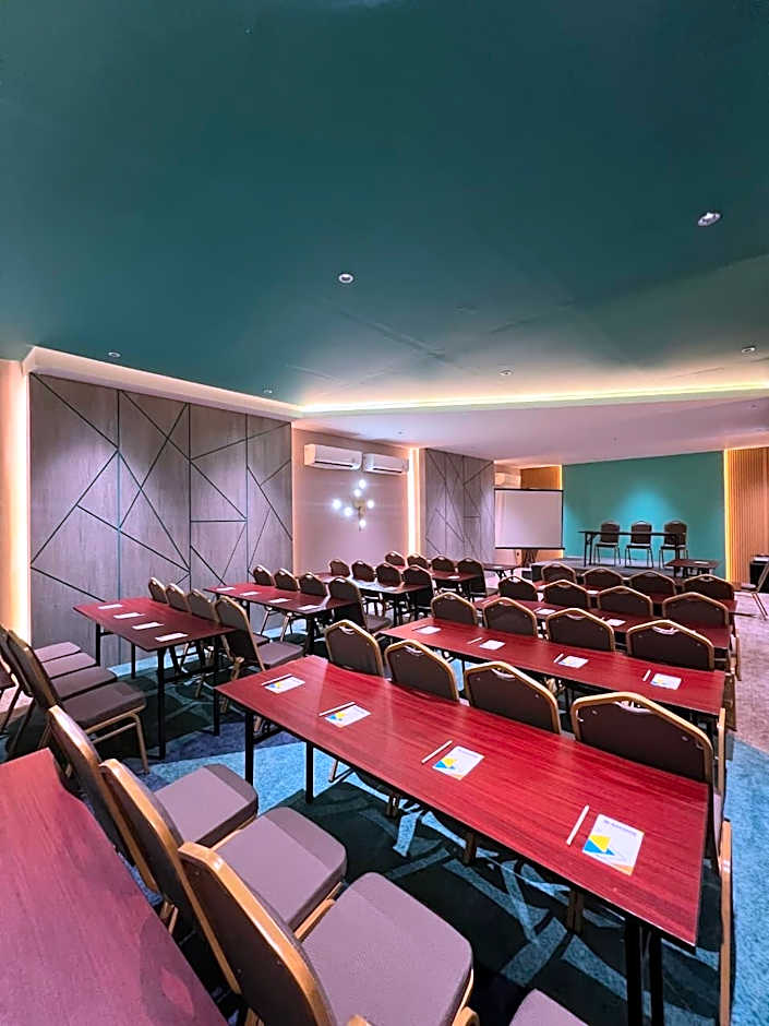 Alexander Hotel Tegal
