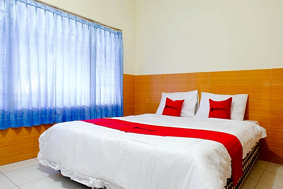 RedDoorz near STAB Syailendra Kopeng