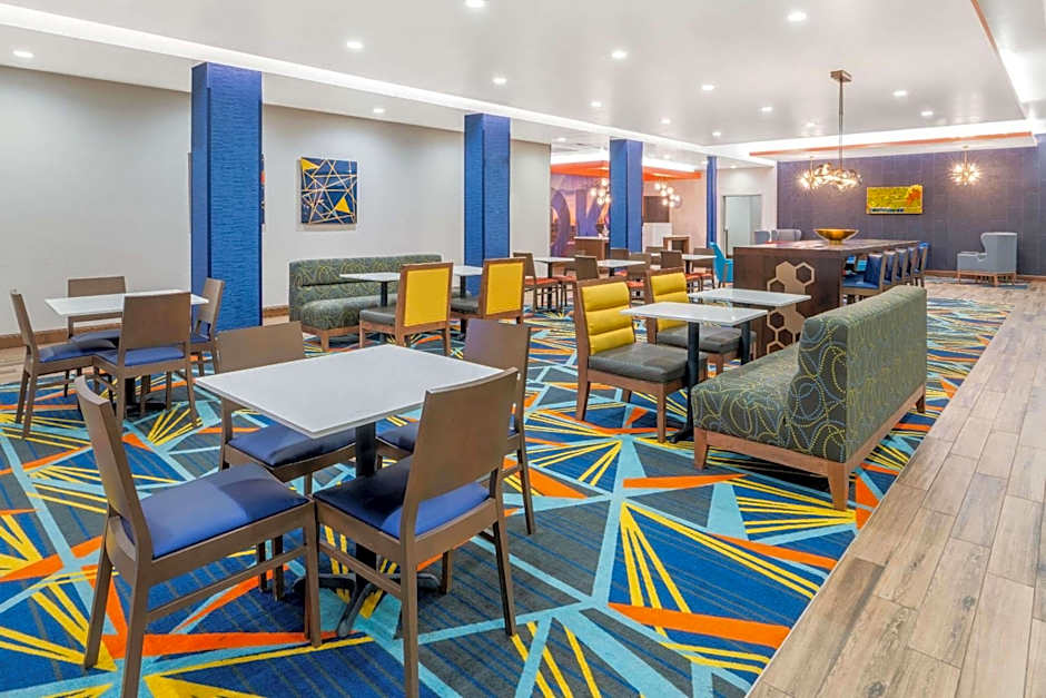 La Quinta Inn & Suites by Wyndham Oklahoma City Airport
