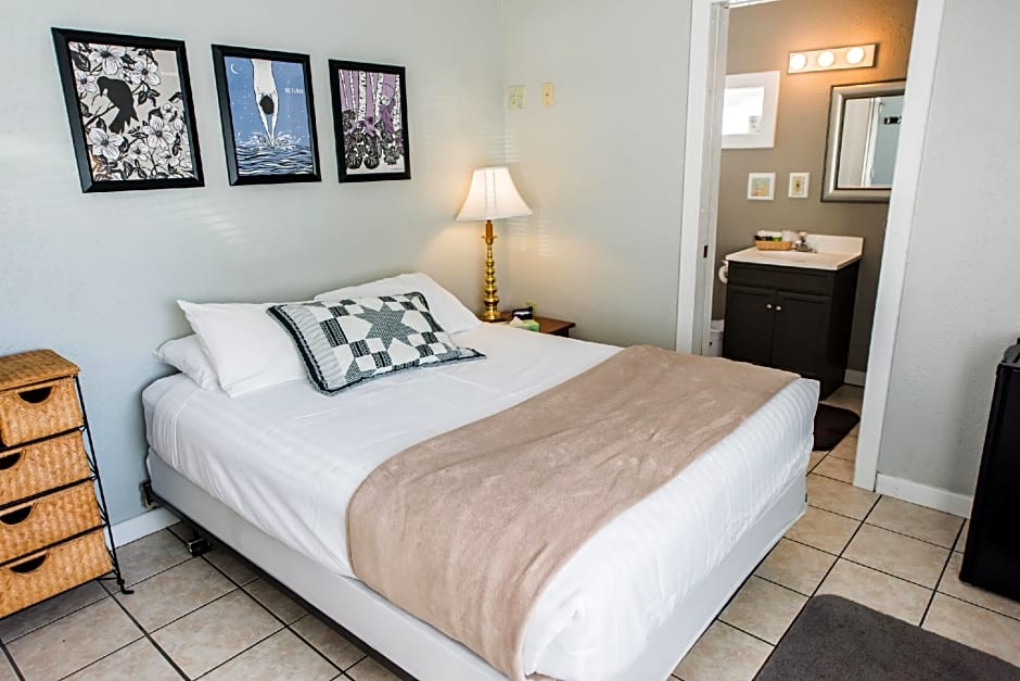 Foto 1 de 6 de 1 Queen Bed, Pet-Friendly