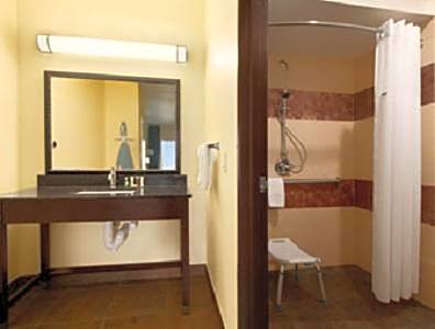 Super 8 by Wyndham Dilley TX