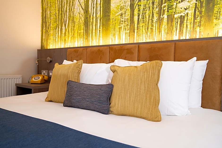 Burleigh Court Hotel and Leisure