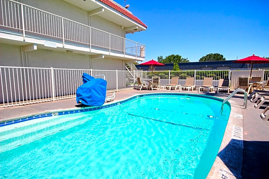 Motel 6 Fresno Blackstone South – Fresno, CA