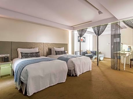 Forward Suite with Twin Bed