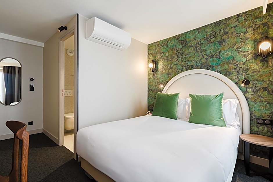 Photo 1 of 16 of Solo Room