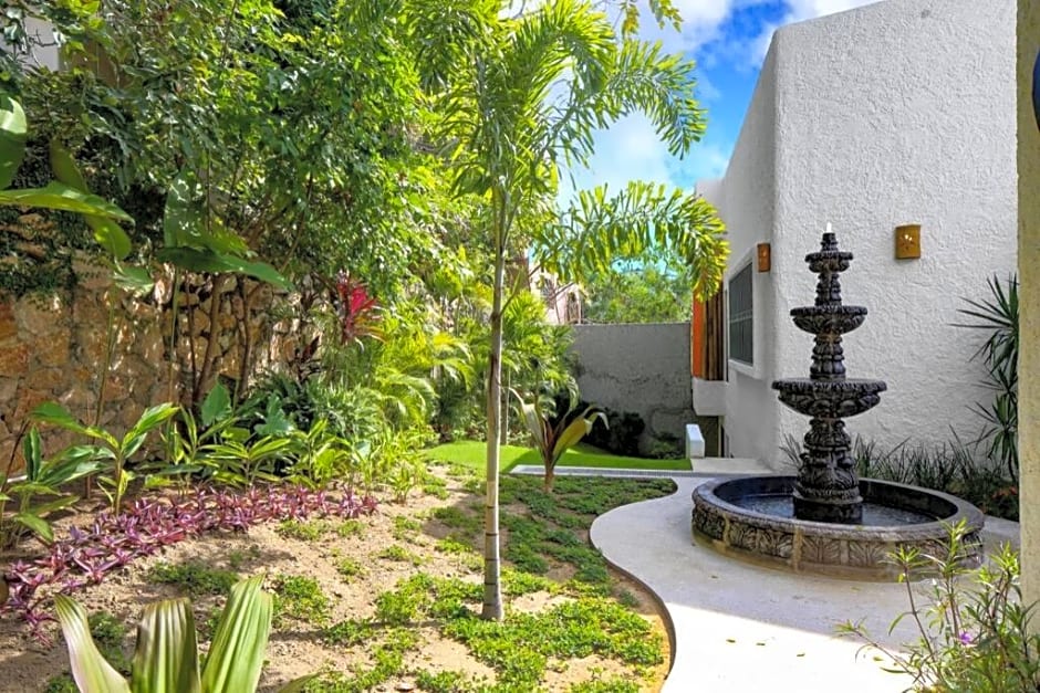 Villa Kiwi. Huge Pool, Steps To Town n Beach. 6 plus BRM 7.5 BTH 3 KCN