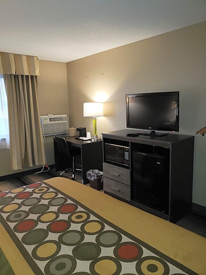 Super 8 by Wyndham Milwaukee Airport