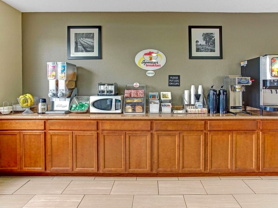 Super 8 by Wyndham Gurnee
