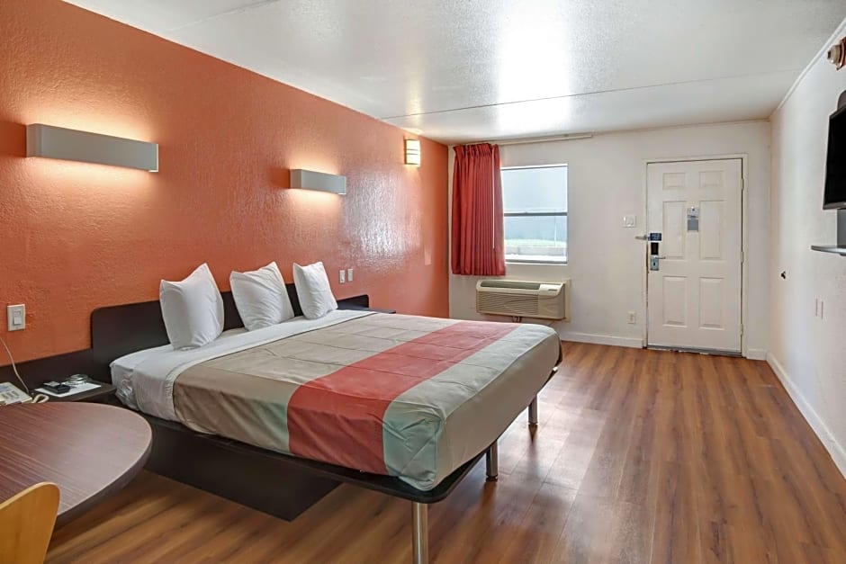 Motel 6-Dallas, TX - Forest Lane