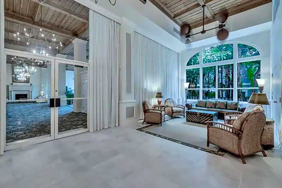 Tropical Beach Condo - Pool, Shops, 86" TV, WiFi