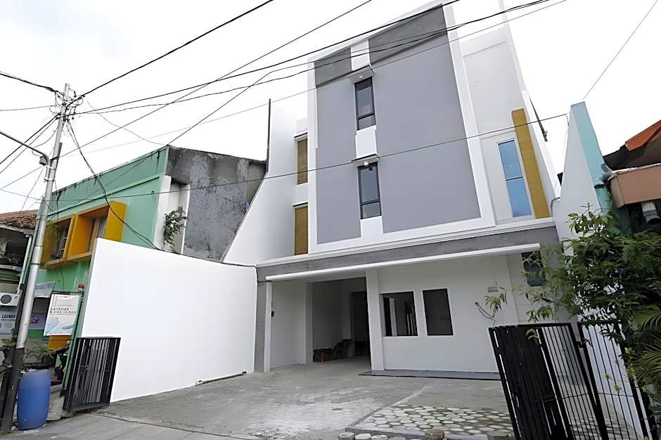 RedDoorz Plus Syariah near Mall Pondok Indah