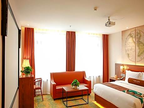 James Joyce - Queen Bed Room