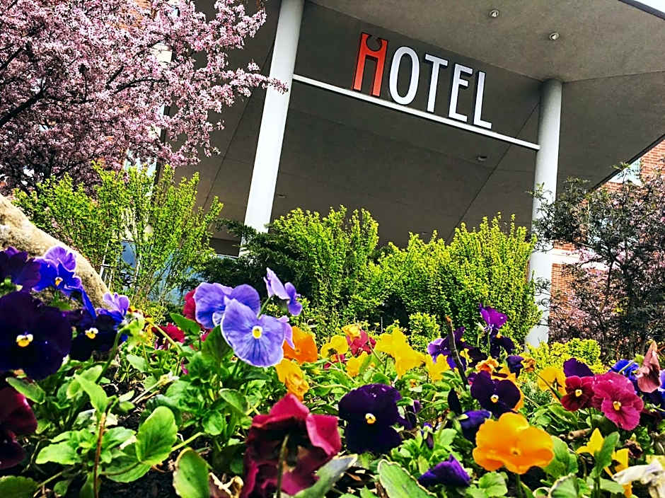 I Hotel And Conference Center