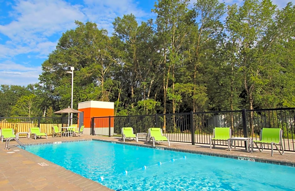 Holiday Inn Express & Suites - Columbus North, an IHG Hotel