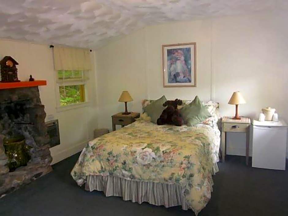 Brookside Motel & Cabins