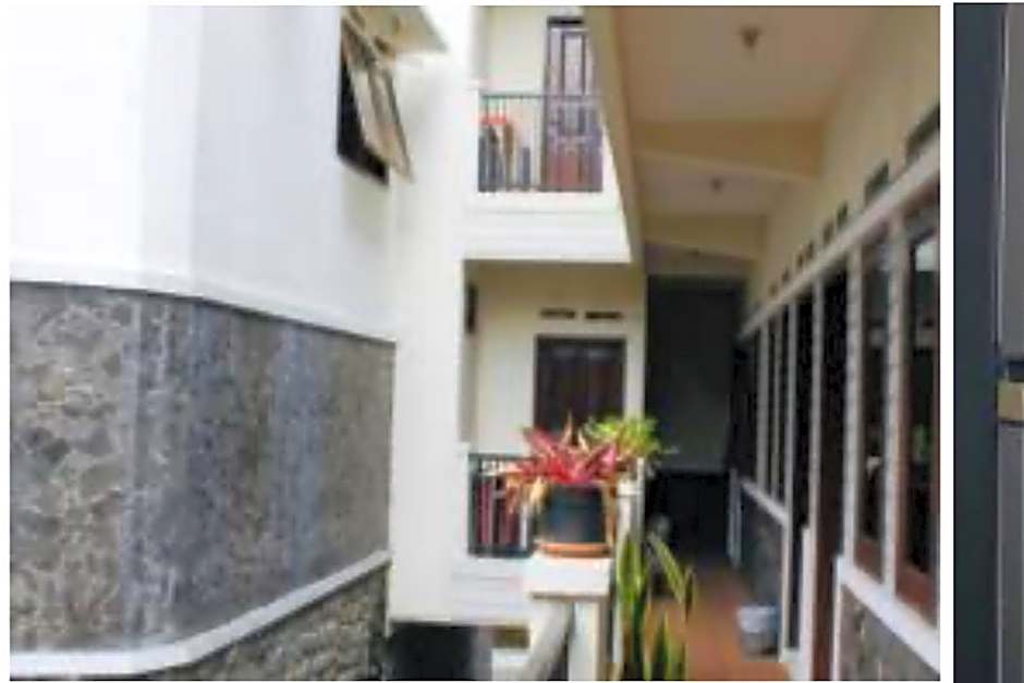 OYO 93756 Qq Kost Near Pantai Kebesaran Beach