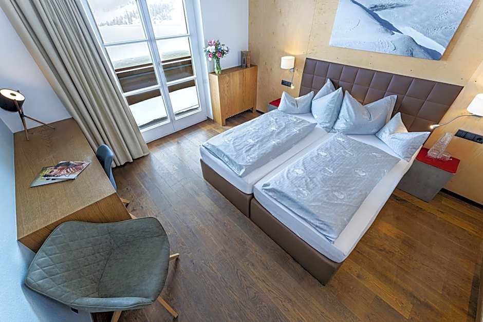 Wohlfühlhotel Hubertushof am Arlberg - Ski-In & Ski-Out - Sky Pool