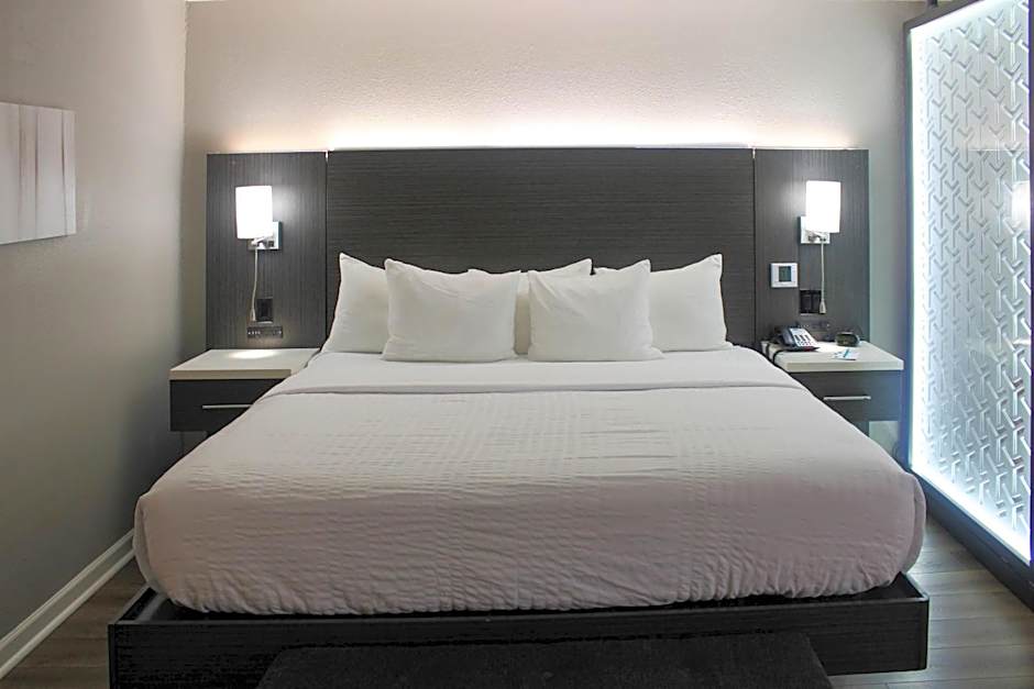 Clarion Pointe Marshall