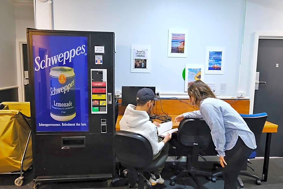 Pint On Punt Backpackers