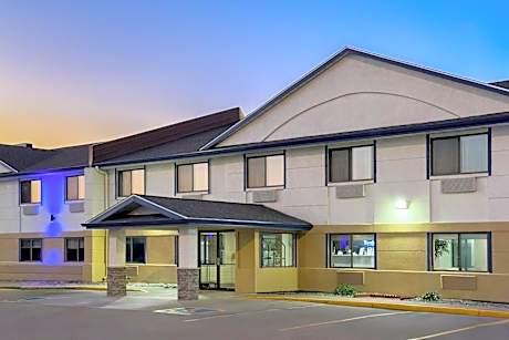 Travelodge by Wyndham Fargo West Acres
