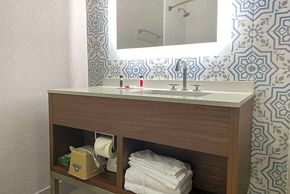 Days Inn & Suites by Wyndham Peachtree Corners/Norcross