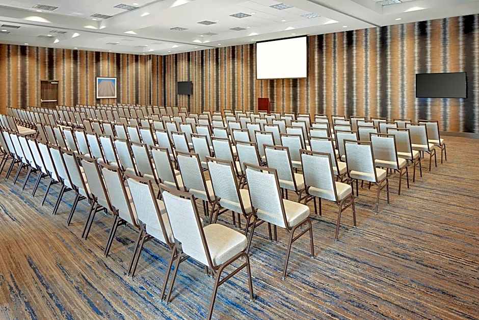 Courtyard by Marriott Dallas Downtown / Reunion District