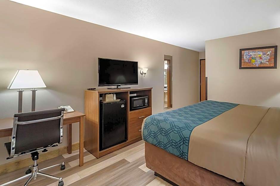 Econo Lodge Hays I-70