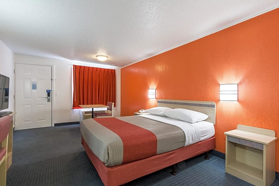 Travelodge by Wyndham Lansing
