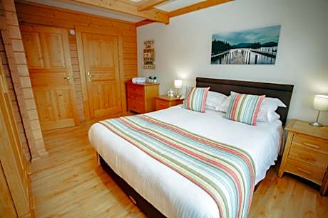 Scandinavian 3 Bedroom Hot Tub Lodge - No Pets